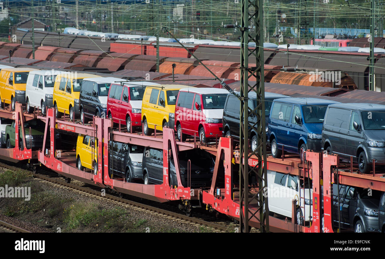 Seelze, Deutschland. 27. Oktober 2014. Volkswagen T5 Transporter bereit für die Verteilung in einem Zug in einem Schalter Hof in Seelze, Deutschland, 27. Oktober 2014. Bildnachweis: Dpa picture Alliance/Alamy Live News Stockfoto