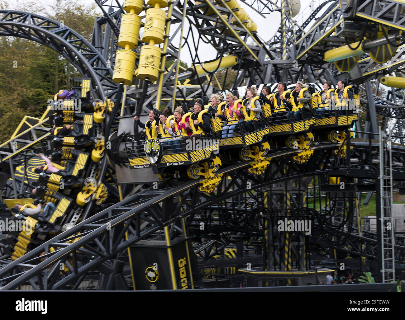 Das Smiler Achterbahnfahrt im Alton Towers Themenpark in der Nähe von Cheadle Staffordshire England Vereinigtes Königreich UK Stockfoto