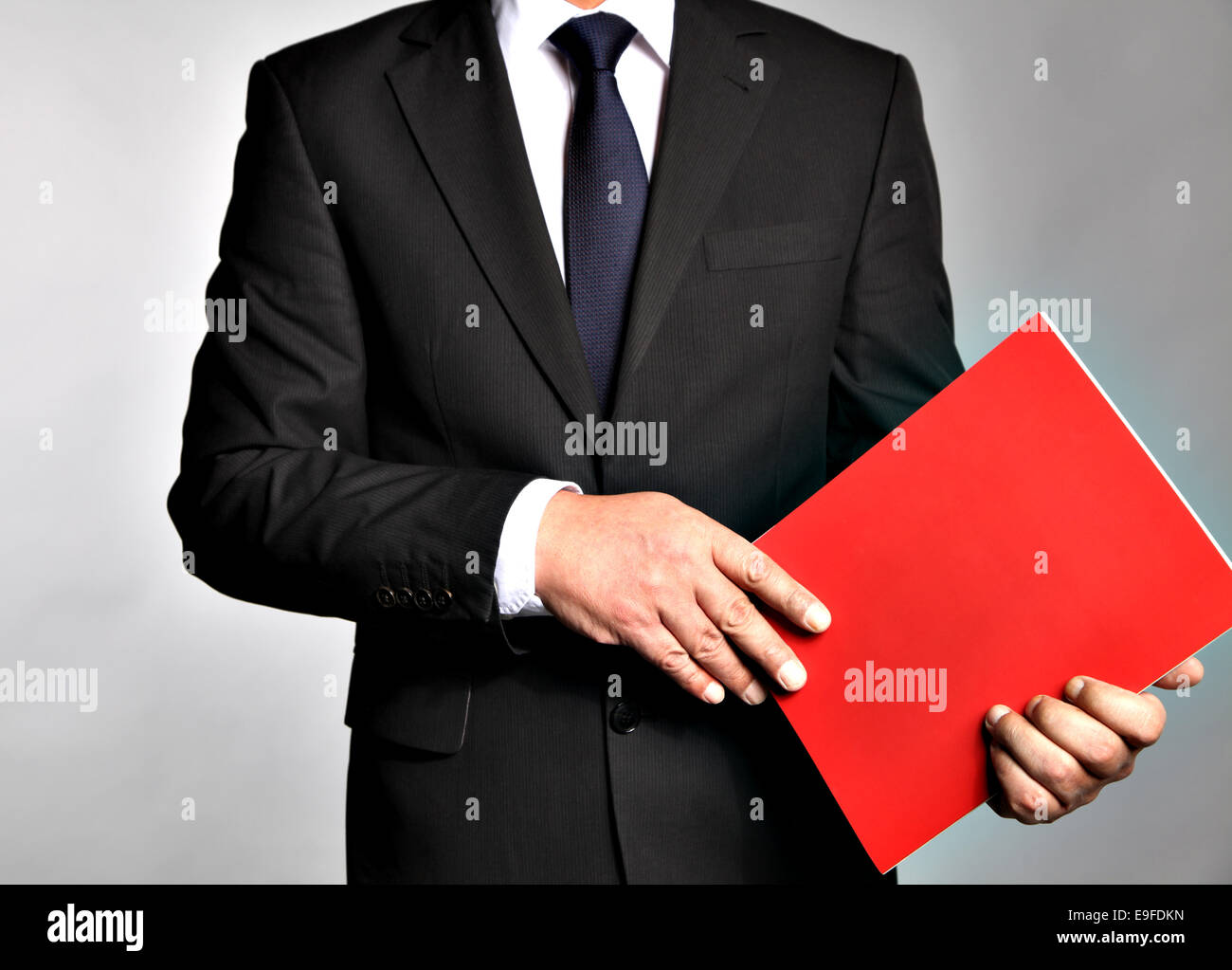 Geschäftsmann hält eine Broschüre Stockfoto