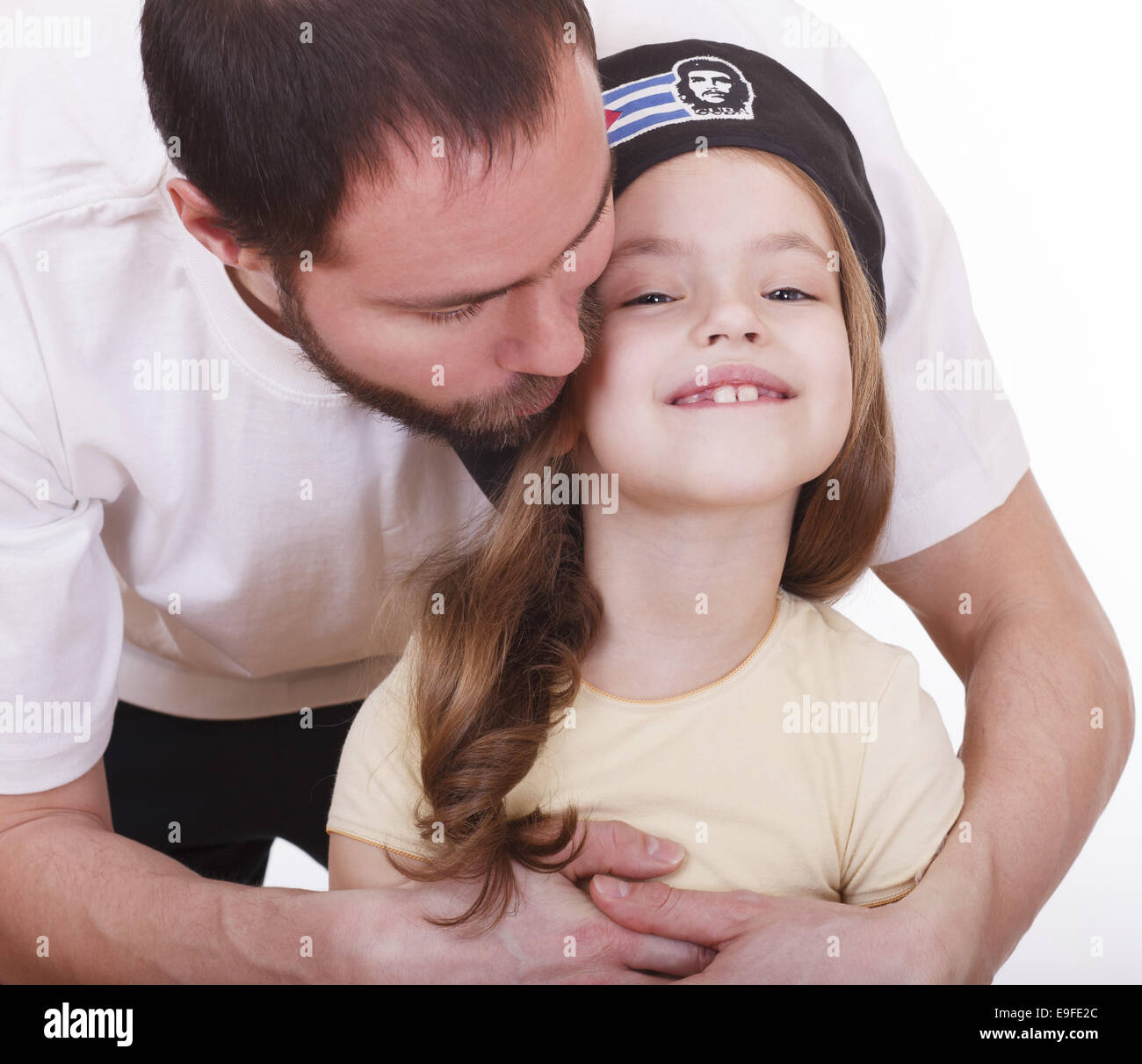 Mann umarmt seine Tochter an die kubanische Baskenmütze Stockfoto