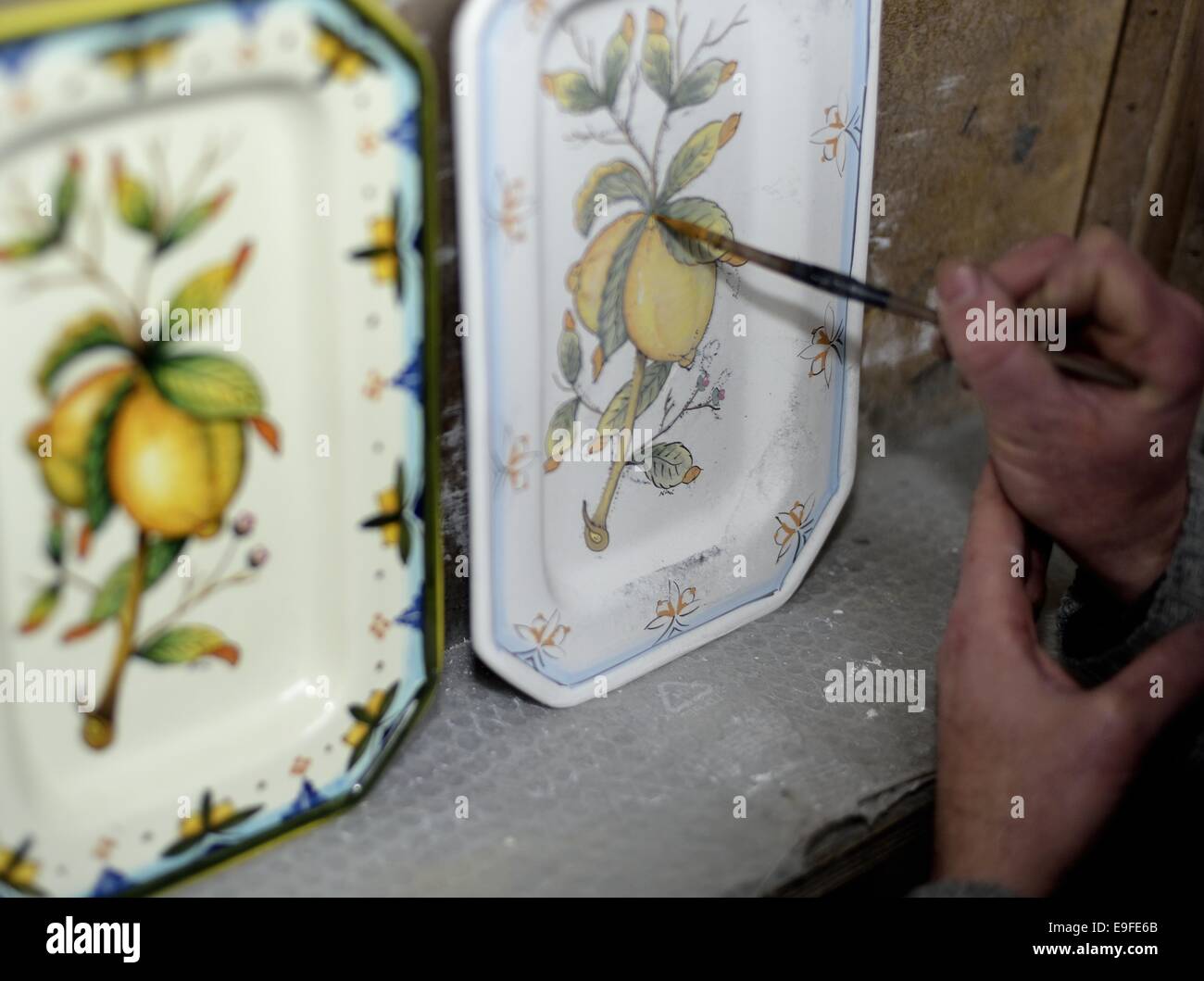 Hand halten Pinsel Stockfoto