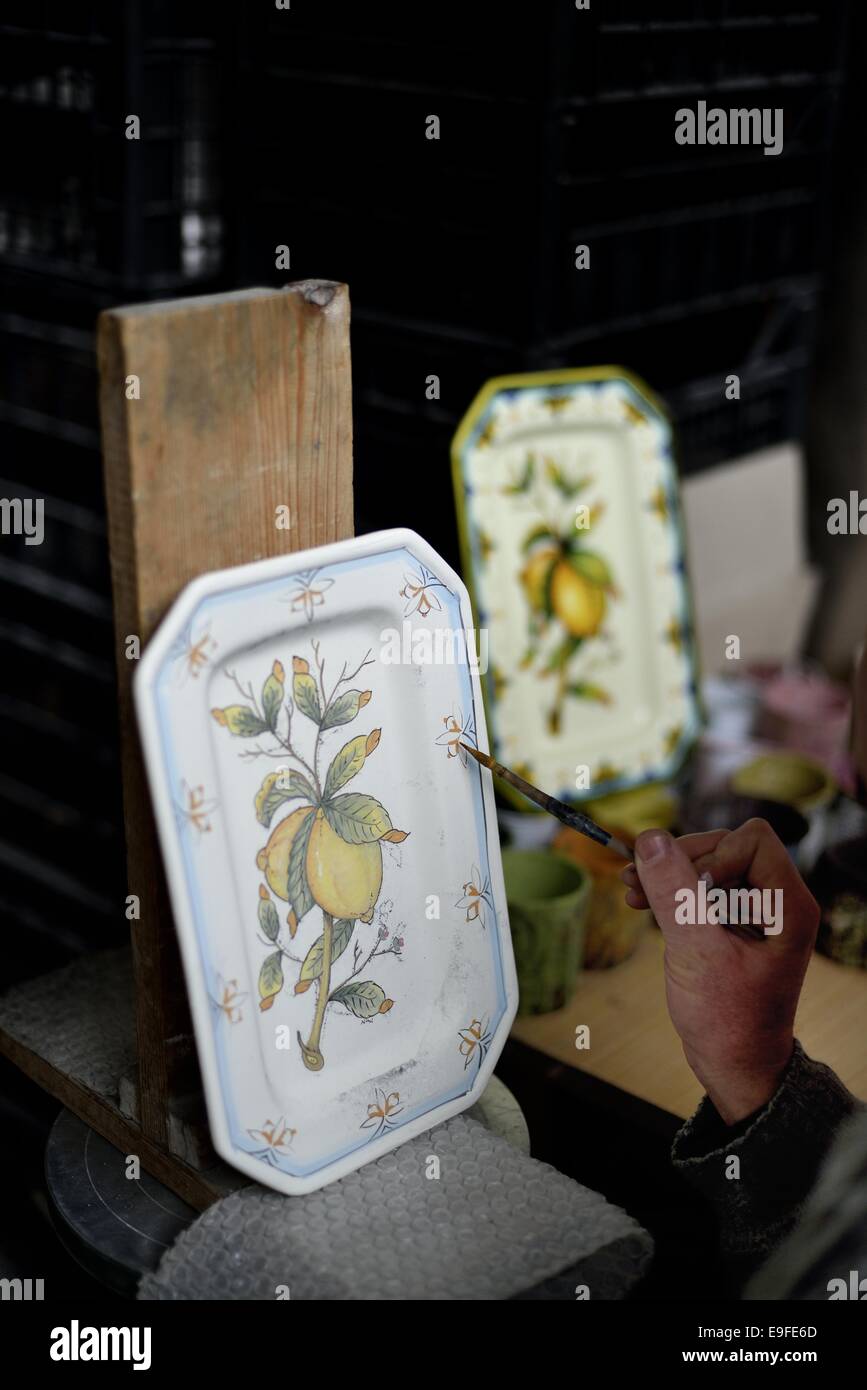 Hand halten Pinsel Stockfoto