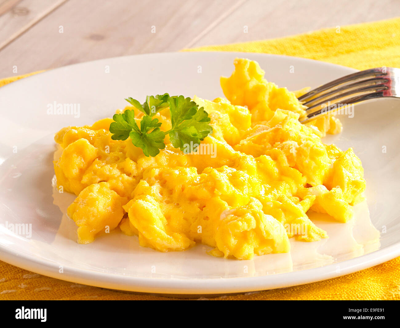 Rührei auf einem Teller. Stockfoto