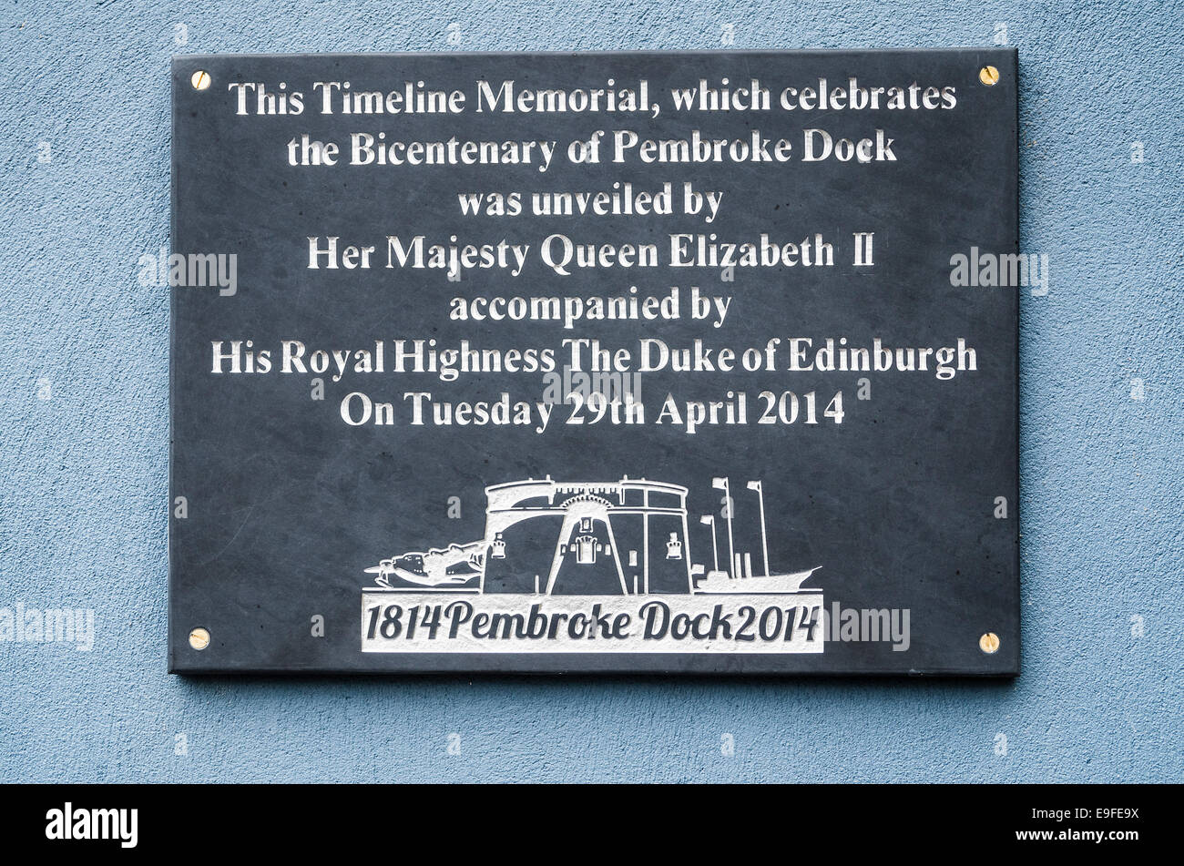 Placque zur Erinnerung an Besuch von Lizenzgebühren in Pembroke Dock UK Stockfoto