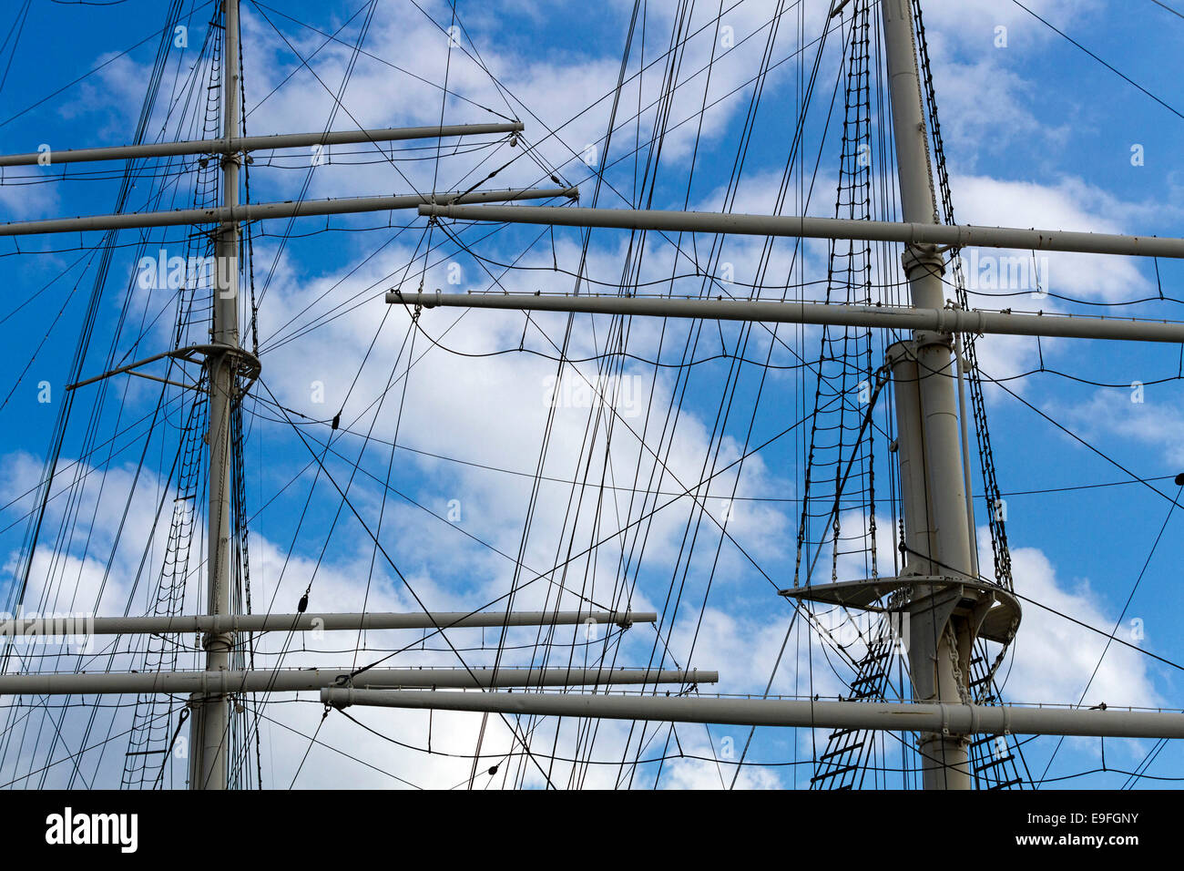 Rickmer Rickmers Segeln Schiffsmasten vor einem bewölkten blauen Himmel, Hamburg, Deutschland, Europa. Stockfoto