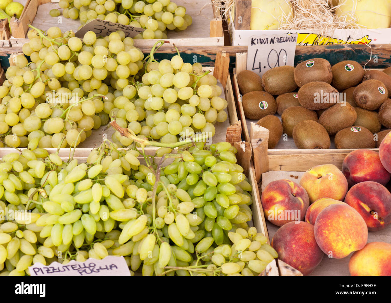 Trauben, Pfirsiche und Kiwis auf dem Marktplatz in Italien Stockfoto