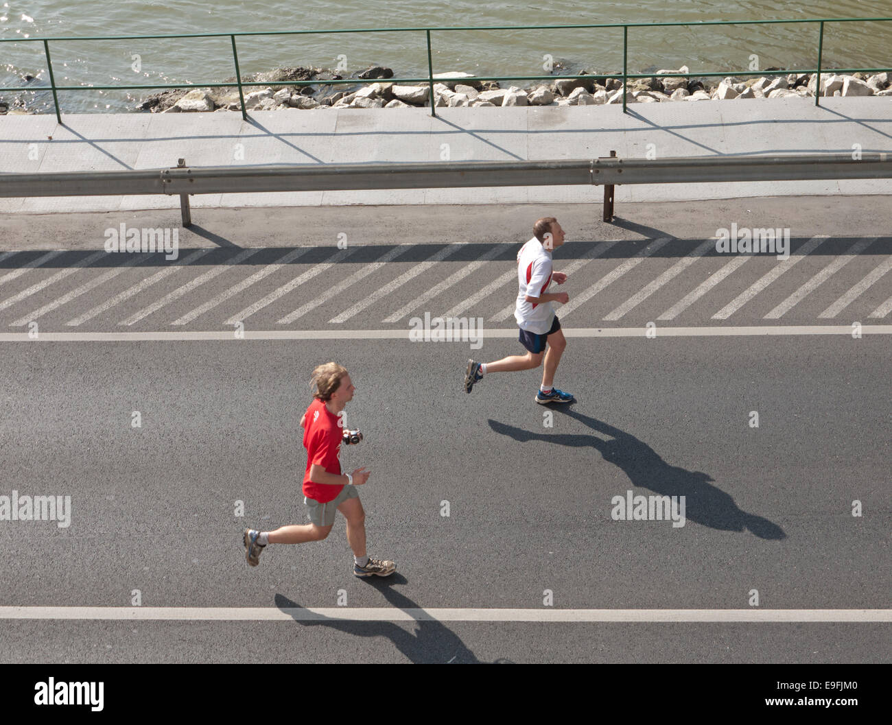 Zwei Läufer am Ufer der Donau am Spar-Marathons Budapest, Budapest, Ungarn Stockfoto