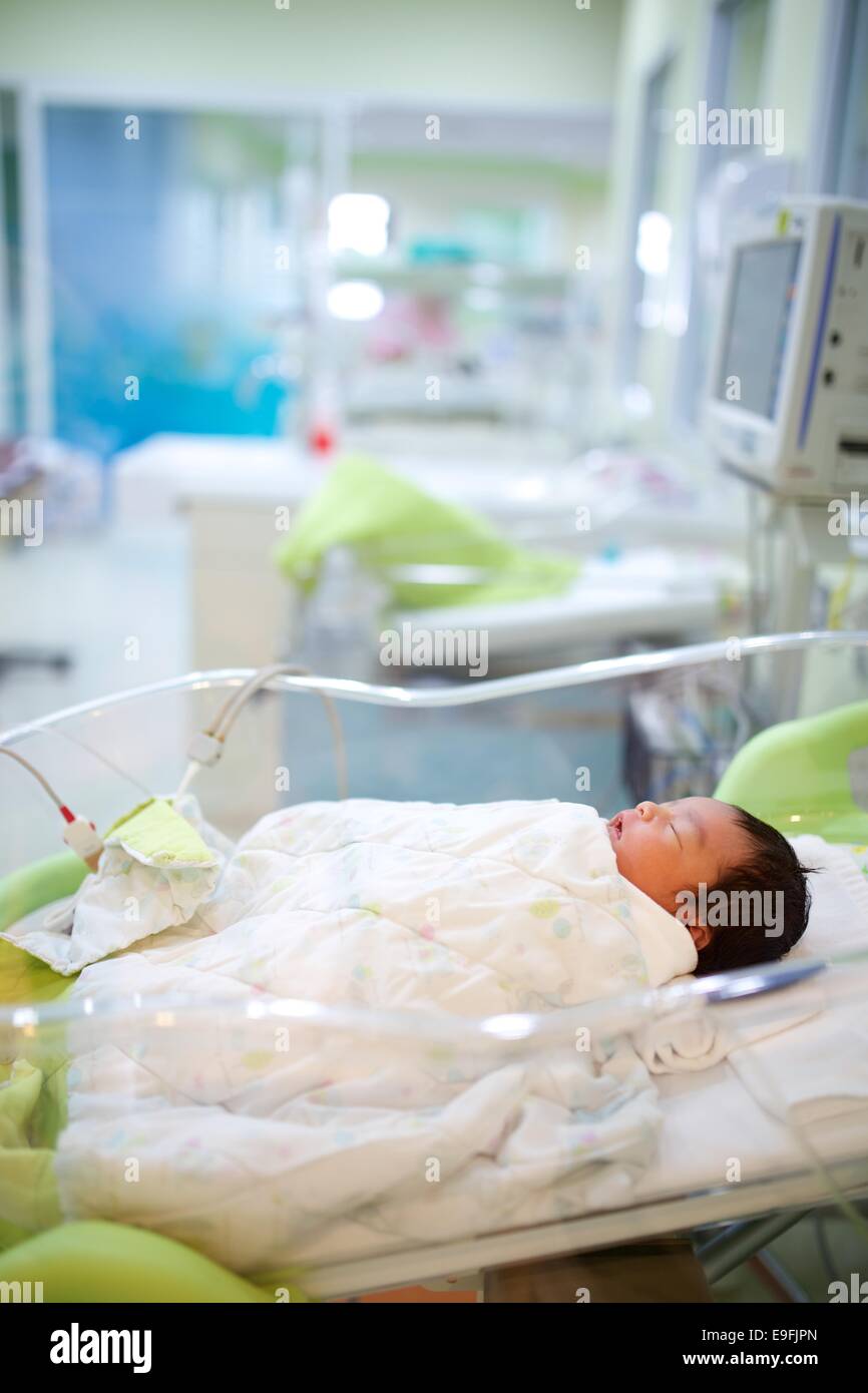 Neugeborenen im Krankenhaus Stubenwagen schlafen Stockfoto