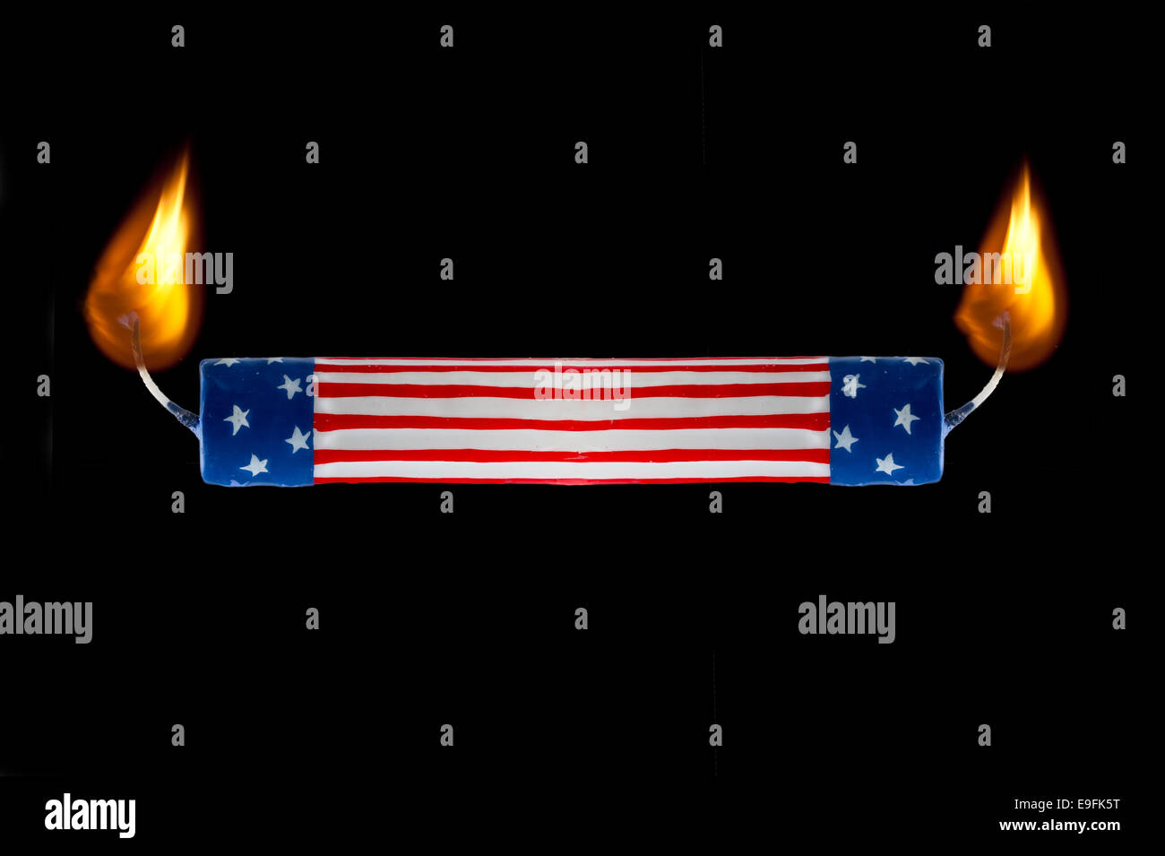 USA Flagge Kerze brennt beidseitig Stockfoto