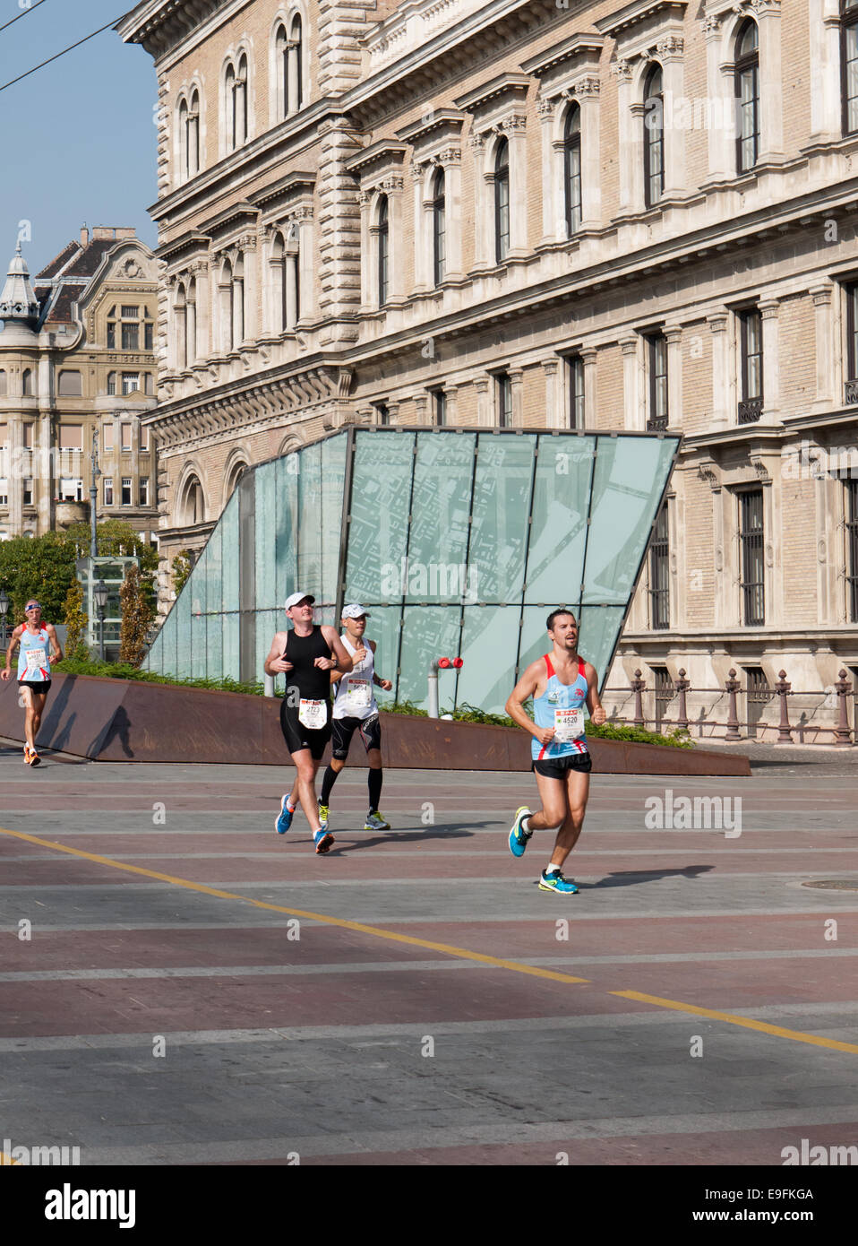 Läufer vor der Corvinus Universität Budapest Spar-Marathon, Budapest, Ungarn Stockfoto