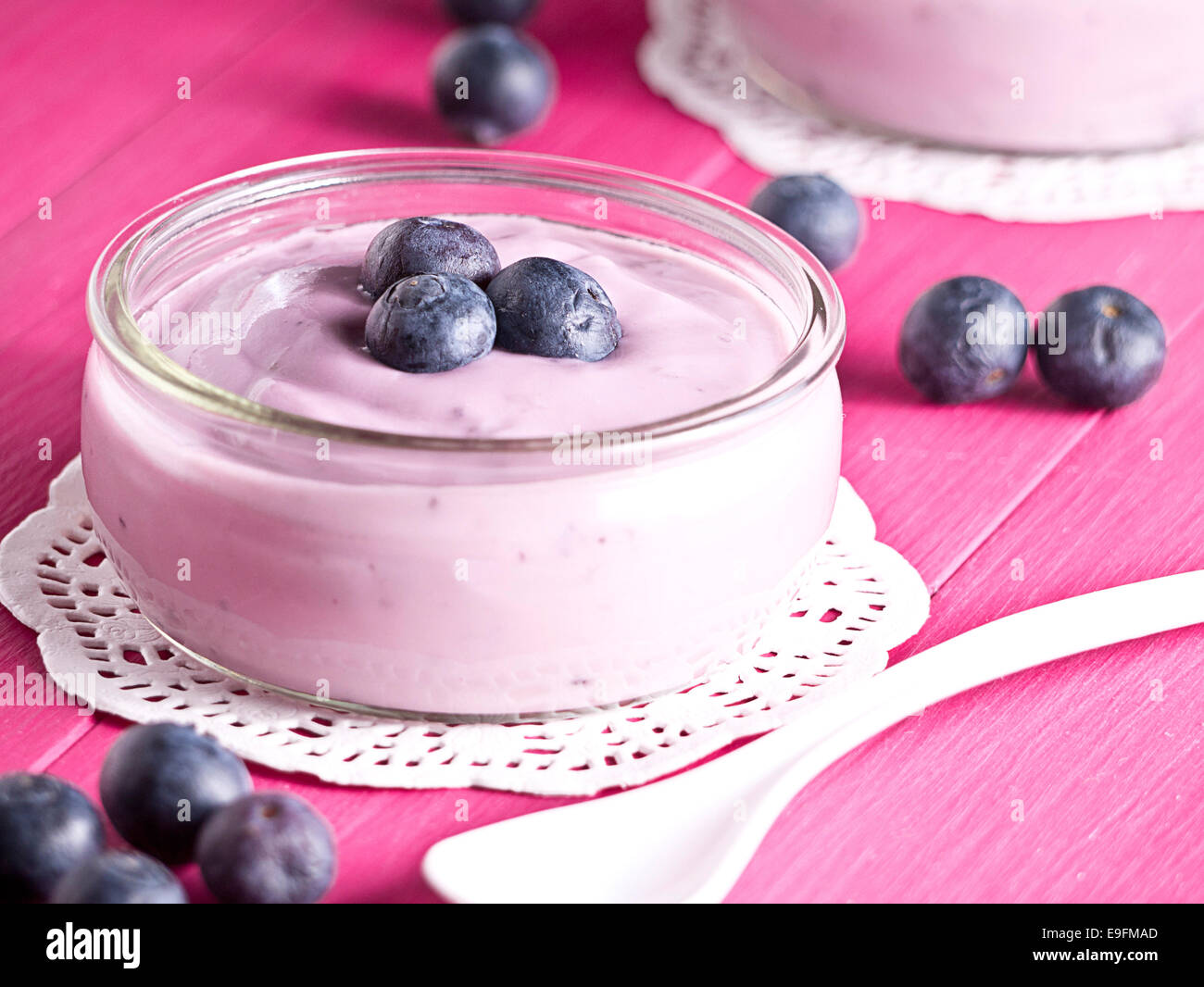 Joghurt mit Heidelbeeren Stockfotografie - Alamy