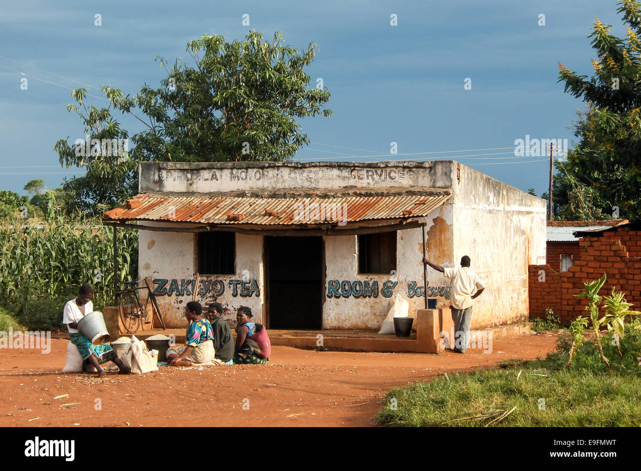 Frauen bereiten Essen vor einem der vielen malawische Teestuben. Stockfoto