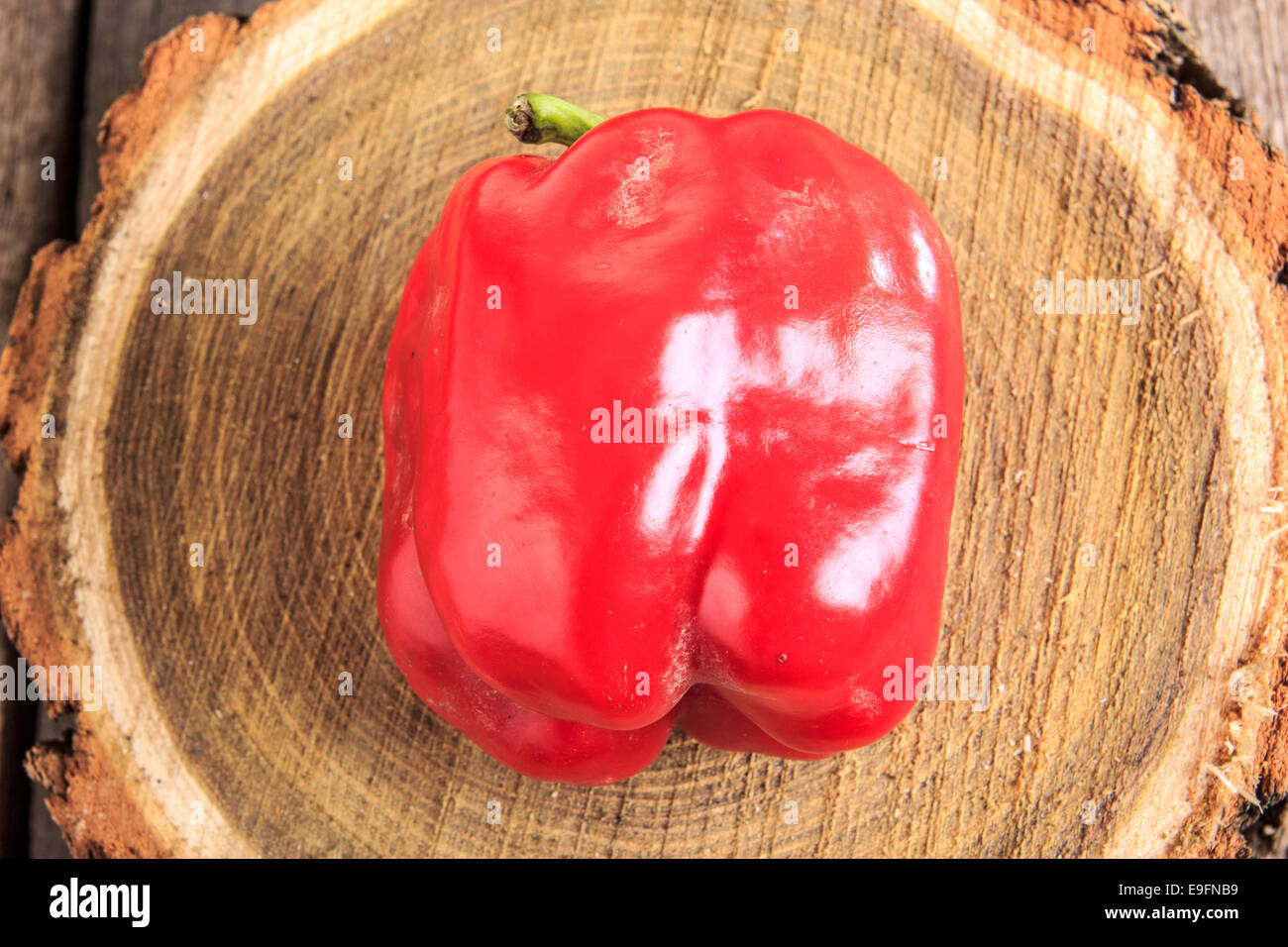 Rote Paprika in Domastic Atmosphäre auf hölzernen stumpf poliert mit Reflexion Stockfoto