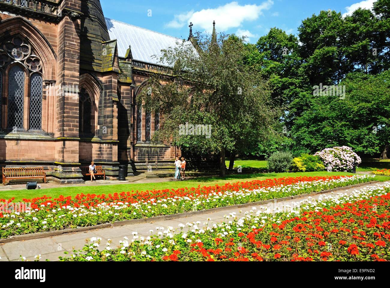 Dom Kirche Christi und der Heiligen Jungfrau Maria Süd Front und Garten, Chester, Cheshire, England, Vereinigtes Königreich, West-Europa. Stockfoto