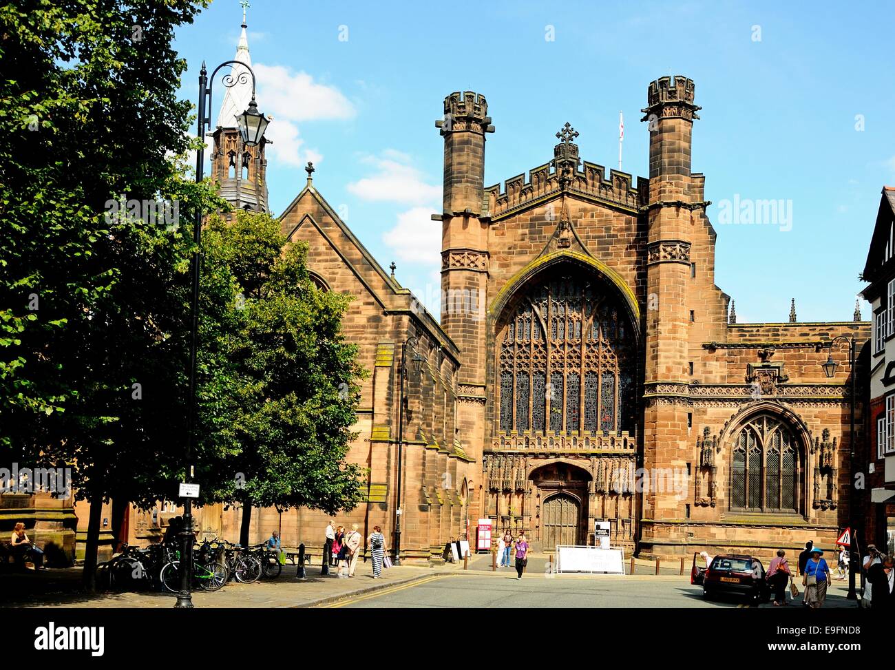 Kathedrale-Kirche Christi und der Heiligen Jungfrau Maria betrachtet von Northgate Street, Chester, Cheshire, England, UK, Europa. Stockfoto