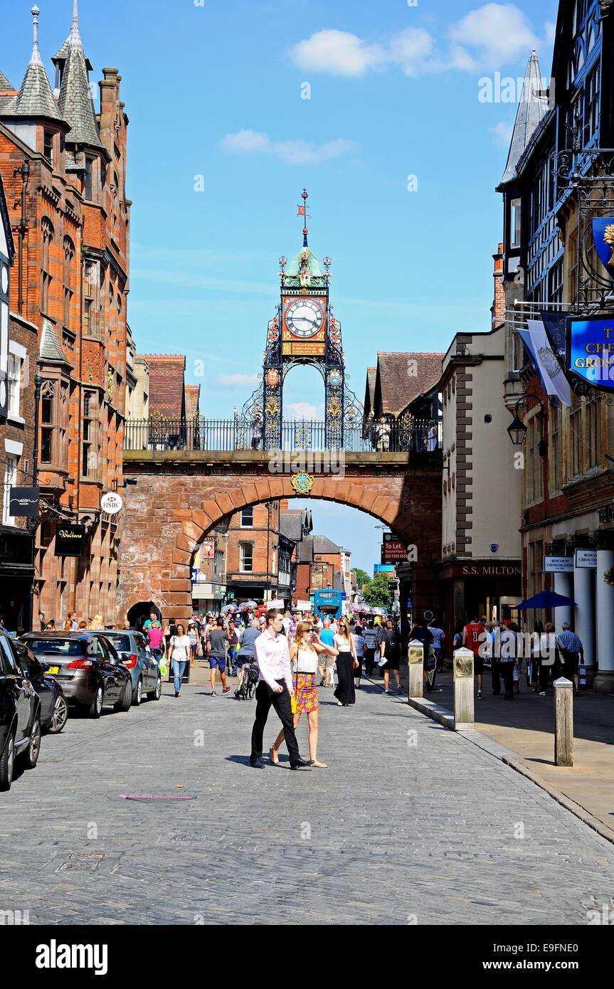 Eastgate Einkaufsmeile zeigt Eastgate Clock an der weit Ende, Chester, Cheshire, England, UK. Stockfoto