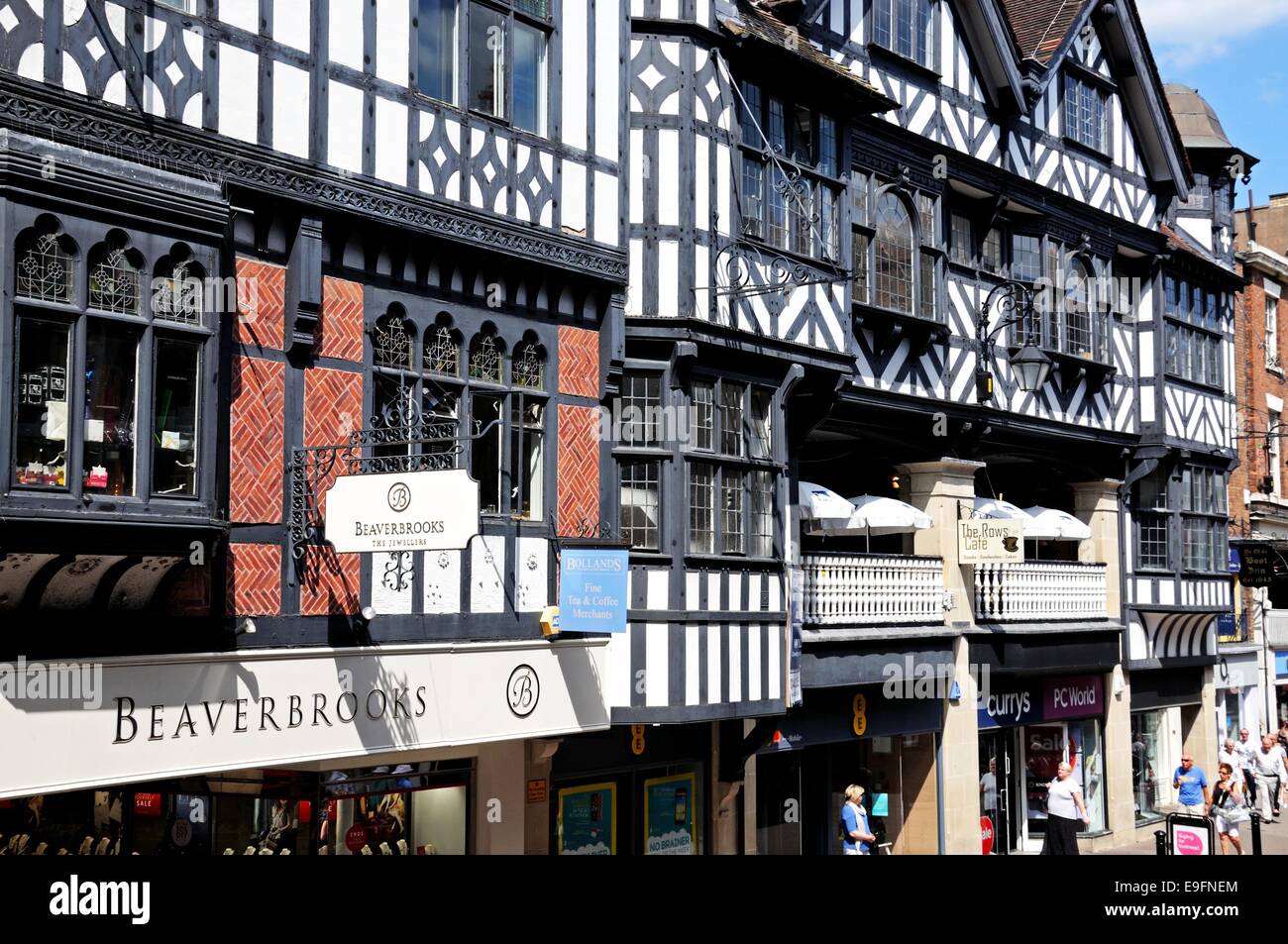 Tudor Geschäften und Gebäuden entlang Eastgate Street, Chester, Cheshire, England, Vereinigtes Königreich, West-Europa. Stockfoto