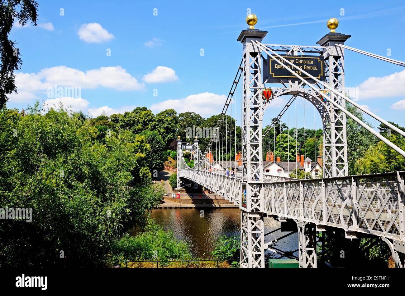 Fluß Dee Hängebrücke aka Queens Park Hängebrücke entlang des Flusses Dee, Chester, Cheshire, England, UK, Europa. Stockfoto