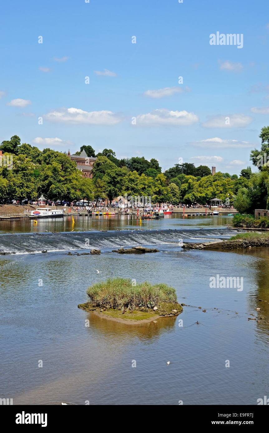 Blick auf das Wehr entlang dem Fluss Dee mit Gebäuden nach hinten, Chester, Cheshire, England, Vereinigtes Königreich, West-Europa. Stockfoto