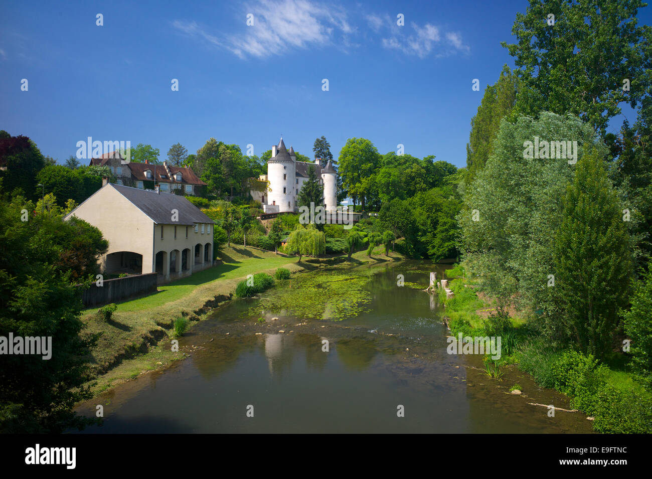 Schloss und Fluss Creuse in Le Pont-Chretien-Chabenet, Indre, Frankreich Stockfoto