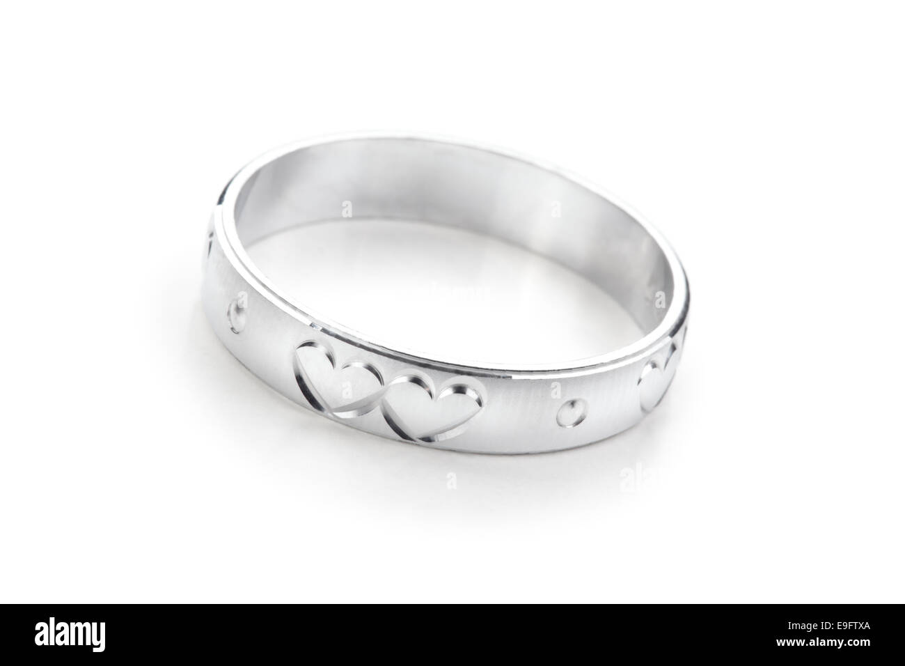 Silberring mit graviertem Herz. Stockfoto