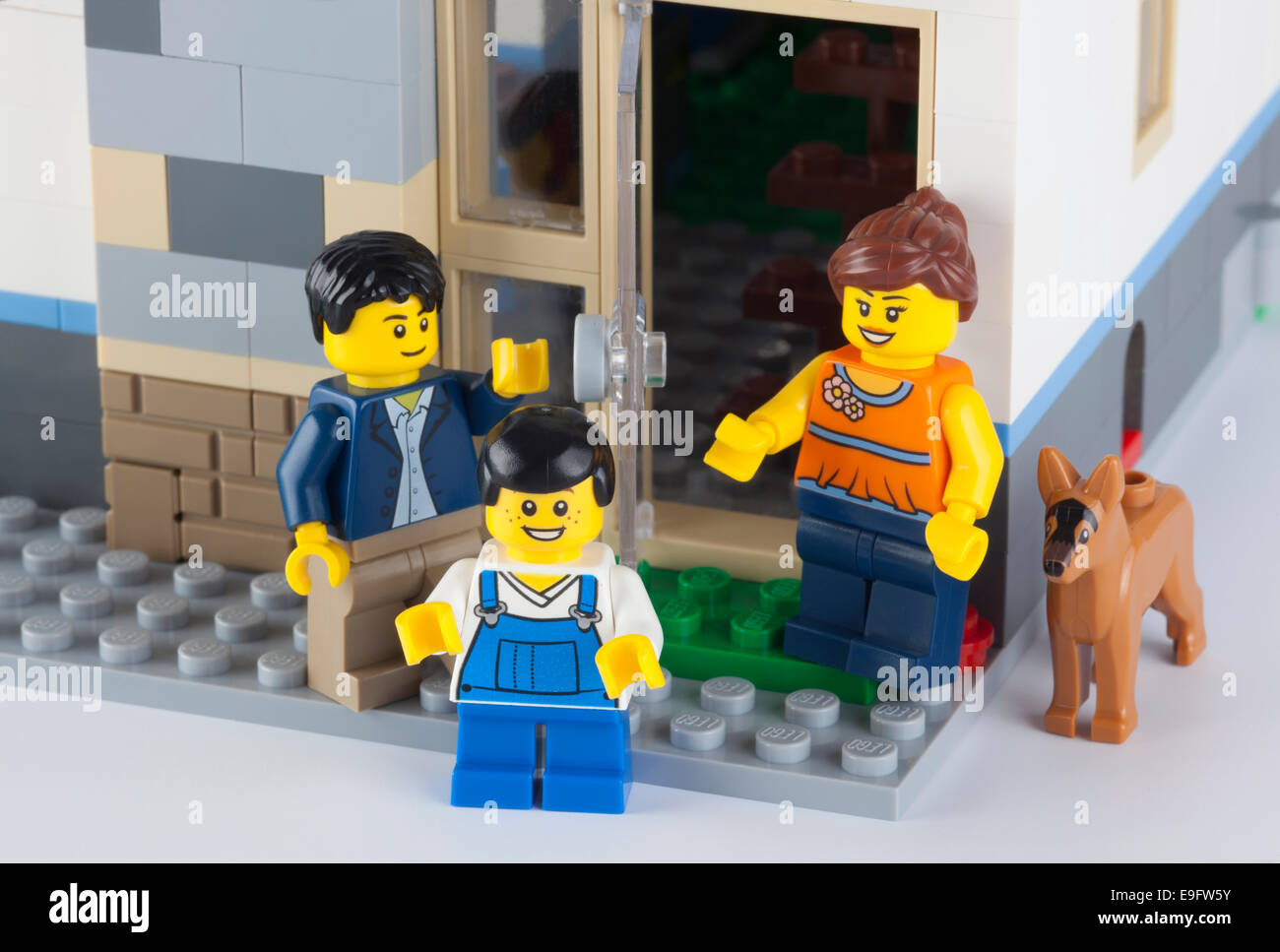 Tambow, Russische Föderation - 8. Januar 2014 glücklich LEGO Familie stand in der Nähe seiner Wohnung mit Hund. Stockfoto