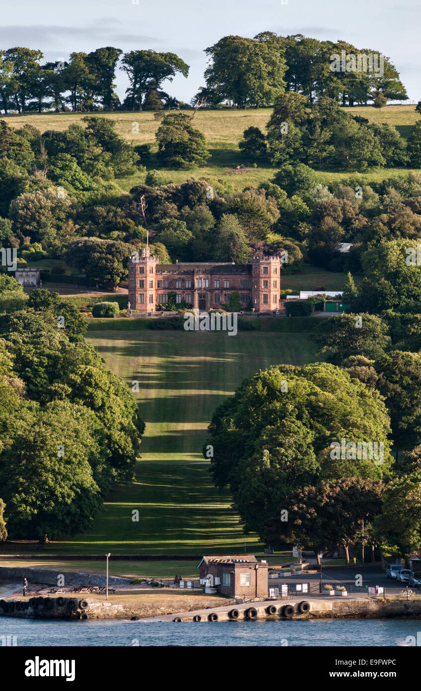 Mount Edgcumbe, Cornwall, Großbritannien. Blick auf das Haus von Devonport über den Fluss Tamar - der Cremyll Ferry Kai im Vordergrund Stockfoto