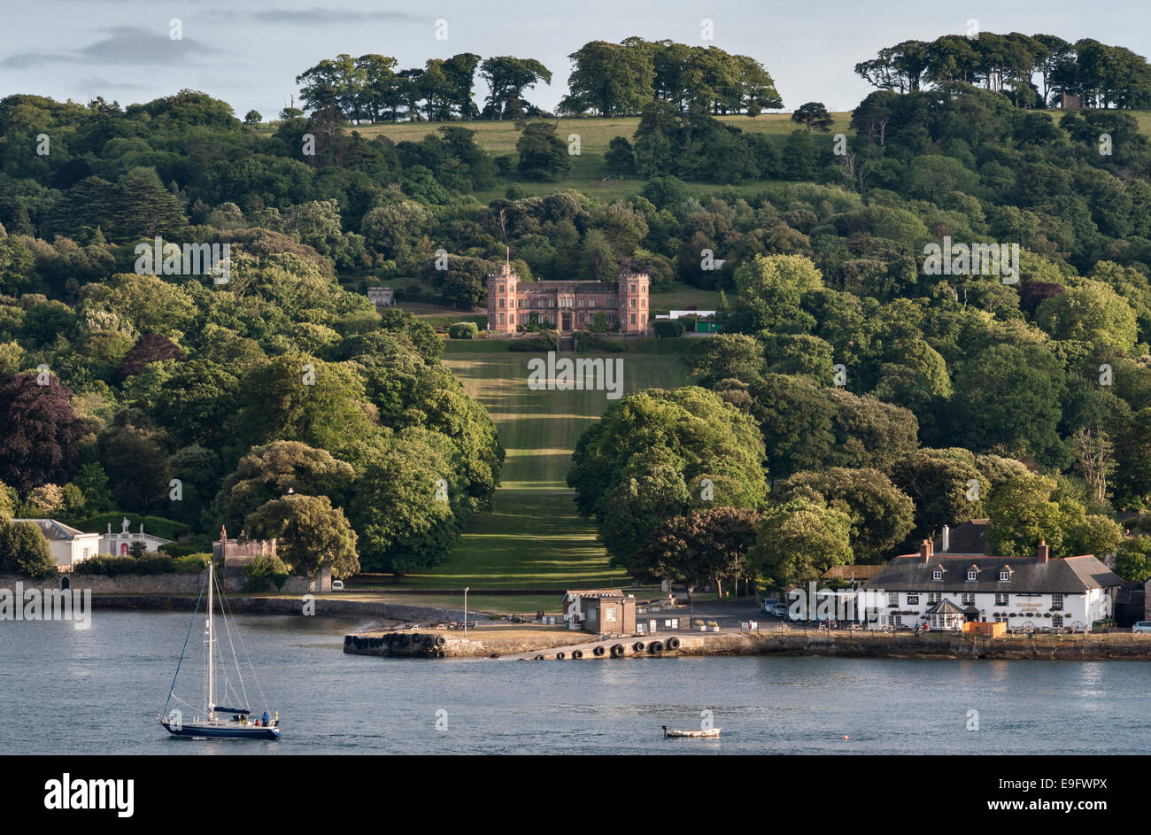 Mount Edgcumbe, Cornwall, Großbritannien. Blick auf das Haus von Devonport über den Fluss Tamar - der Cremyll Ferry Kai im Vordergrund Stockfoto