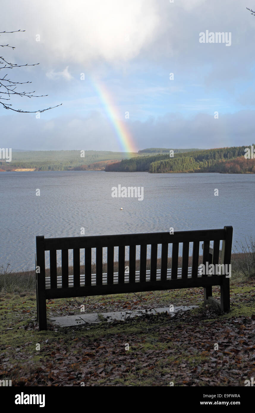 Sitzbank neben Regenbogen über Kielder Water, Northumberland, England gesehen und, UK. Stockfoto