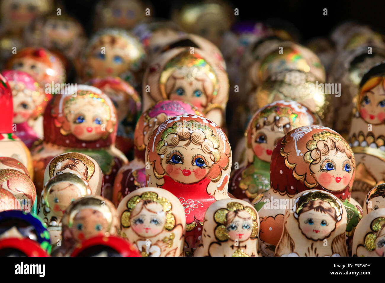 Eine Darstellung der Matroschka Puppen in verschiedenen Größen und Farben. Fotografiert in Krakau, Polen Stockfoto