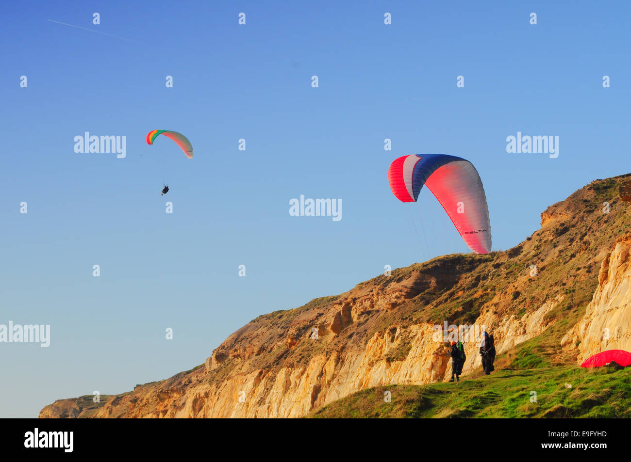 New Haven, Sussex, Großbritannien. Oktober 2014. Wetter: Hängegleiter und Parawingpiloten nutzen den Südwind. Ein glorreicher, sonniger Tag an der Südküste Stockfoto