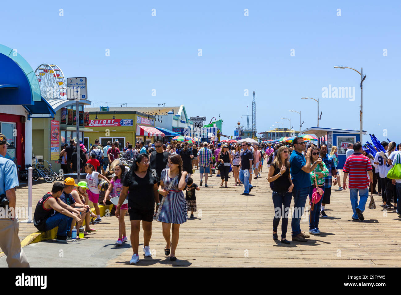 Massen von Menschen am Santa Monica Pier, Los Angeles, Kalifornien, USA Stockfoto