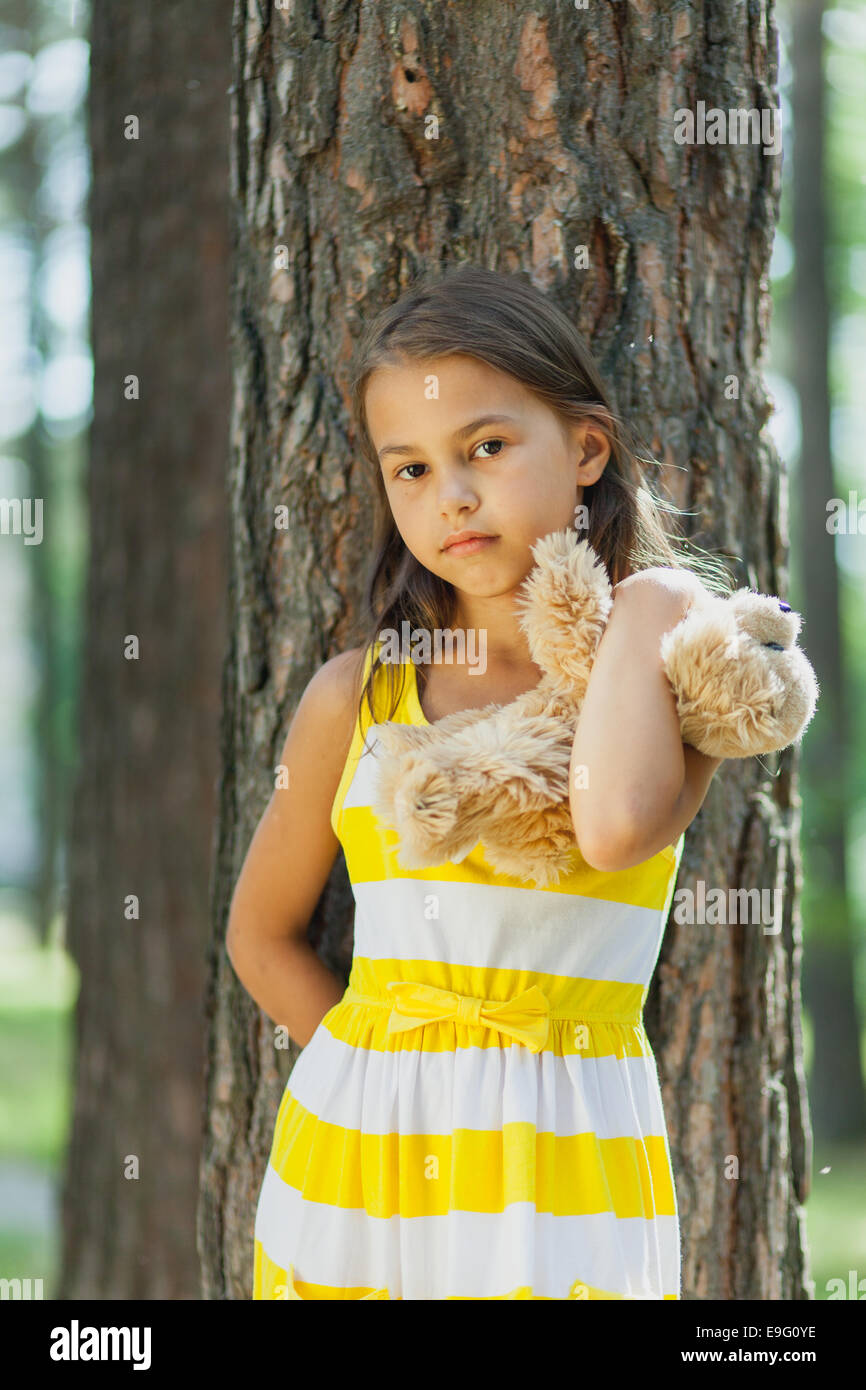 Five-Year-Old Girl auf die Natur Stockfoto