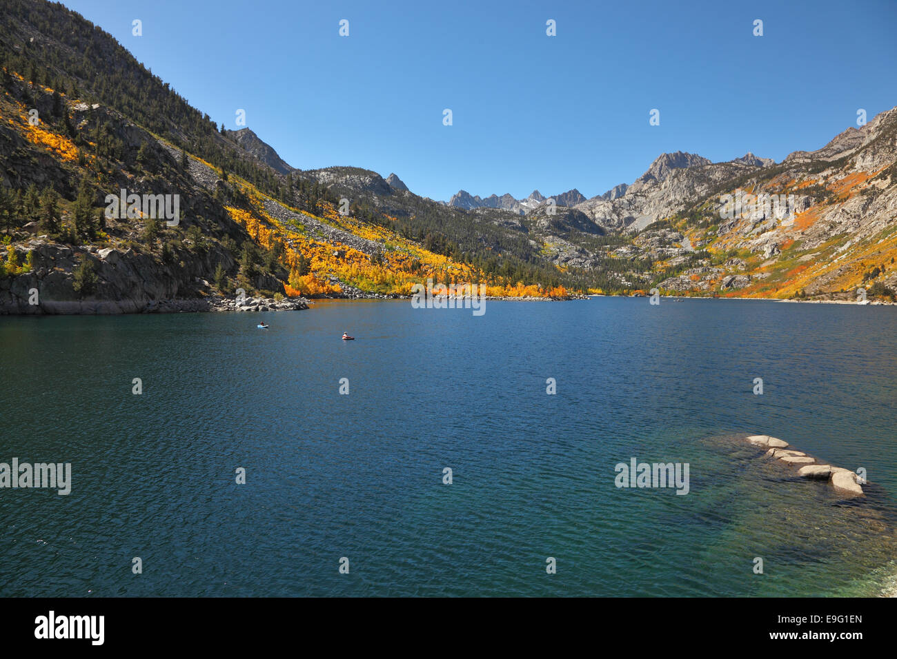 Bergsee mit azurblauem Wasser Stockfoto