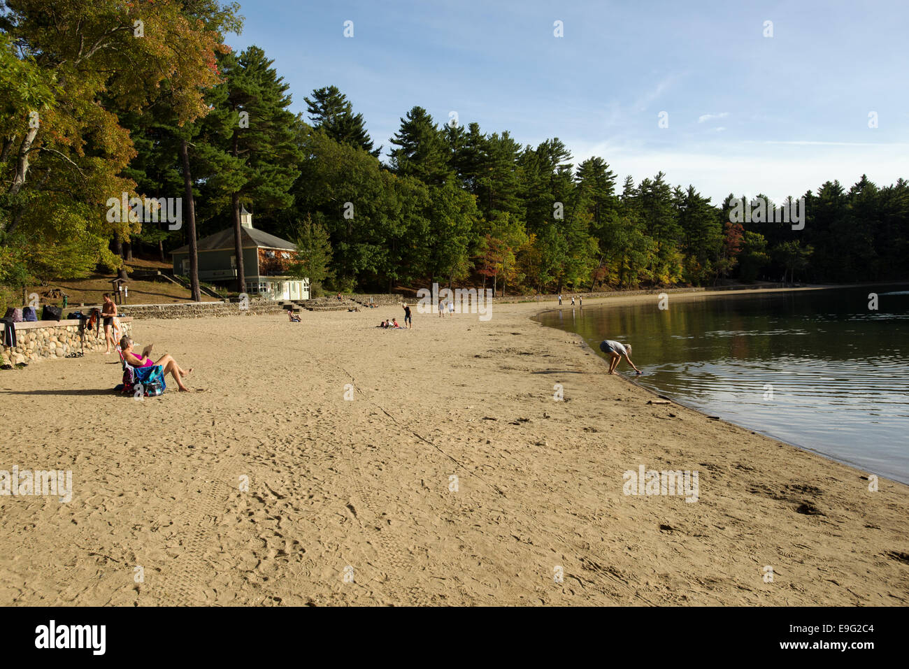 Malerische Aussicht von Walden Pond mit Menschen in der Freizeit Concord MA Massachusetts, USA Stockfoto