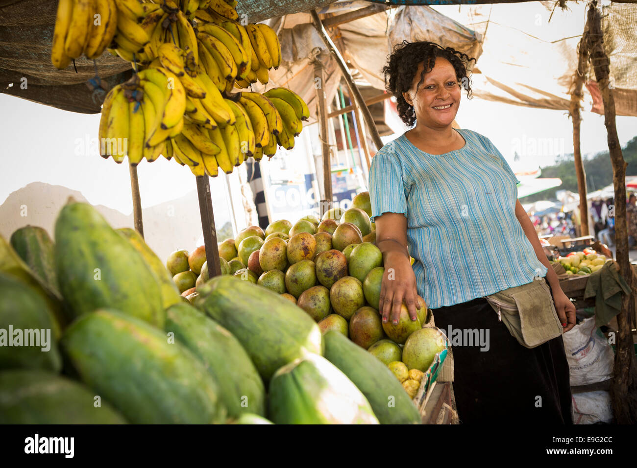 Eine Frau-Anbieter auf einem Obstmarkt in Dar Es Salaam, Tansania, Ostafrika. Stockfoto