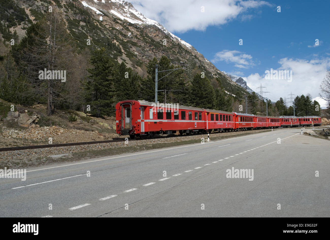Bernina-Express-Zug, Graubünden, Schweiz Stockfoto
