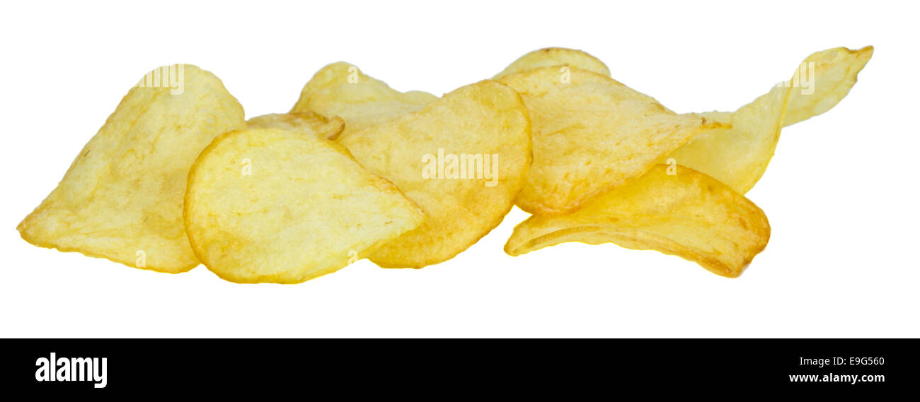 Kartoffel-Chips, die isoliert auf weißem Hintergrund Stockfoto