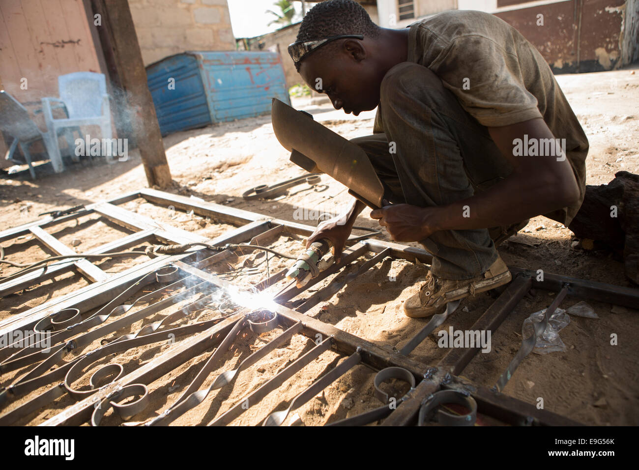 Schweißer in einem Workshop in Dar Es Salaam, Tansania, Ostafrika. Stockfoto