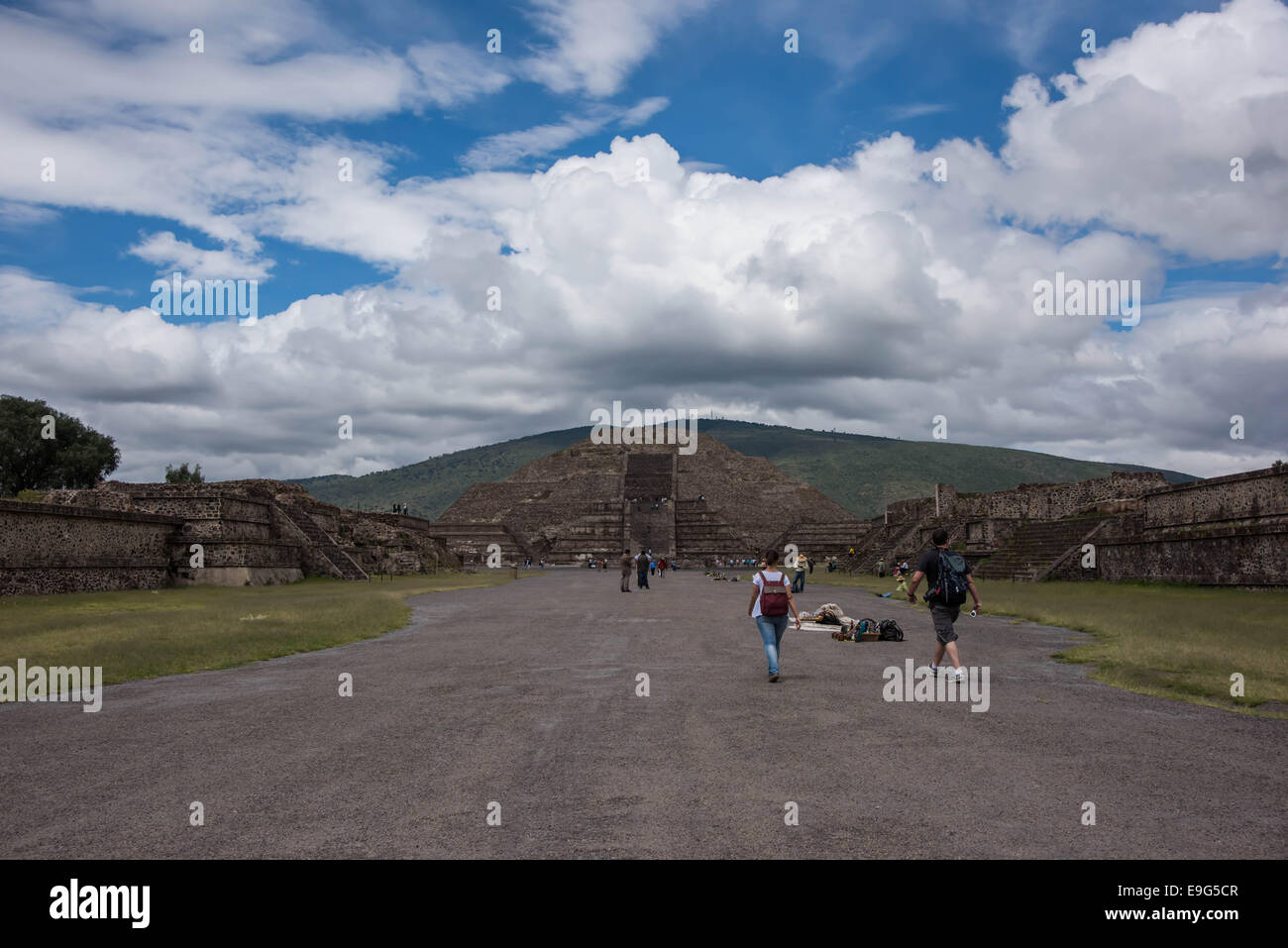 Pyramide des Mondes und der Avenue of tot,, Berg Cerro Gordo (hinten) Teotihuacan, Mexiko Stockfoto