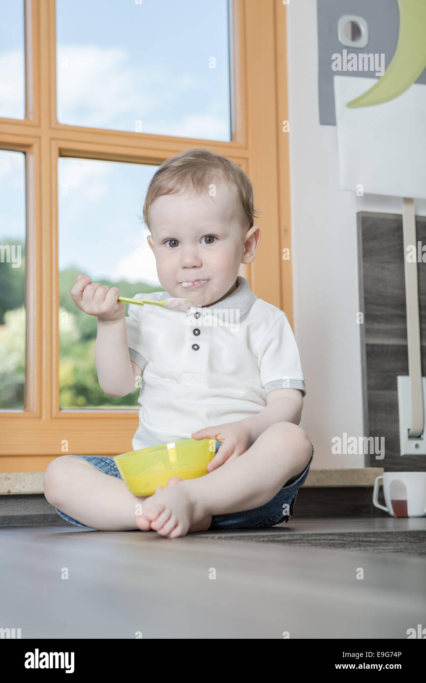 ein 1,5 Jahre alter Junge in der Küche Stockfoto