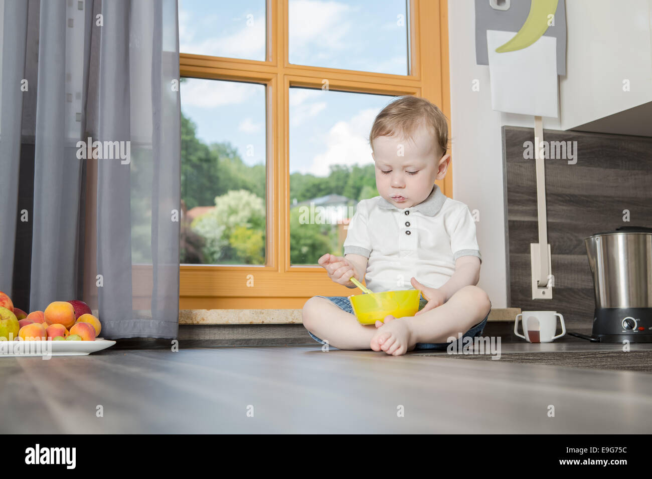 ein 1,5 Jahre alter Junge in der Küche Stockfoto