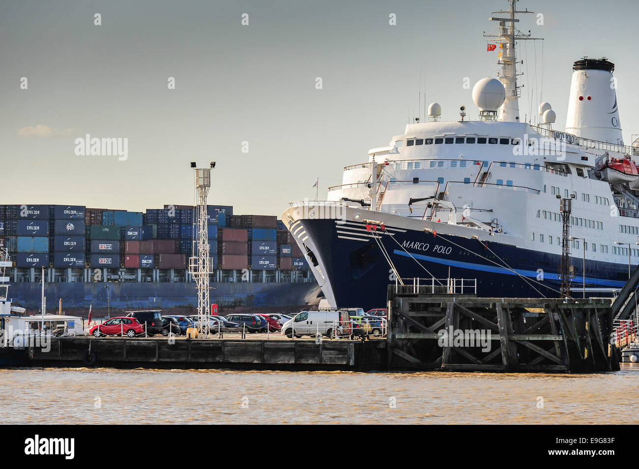 Tilbury, Essex, England. 27. Oktober 2014.  Das Kreuzfahrtschiff festgemacht Marco Polo bei Tilbury als das Containerschiff, die, dem Kamelie flussaufwärts vorbei dampft. Bildnachweis: Gordon Scammell/Alamy Live-Nachrichten Stockfoto