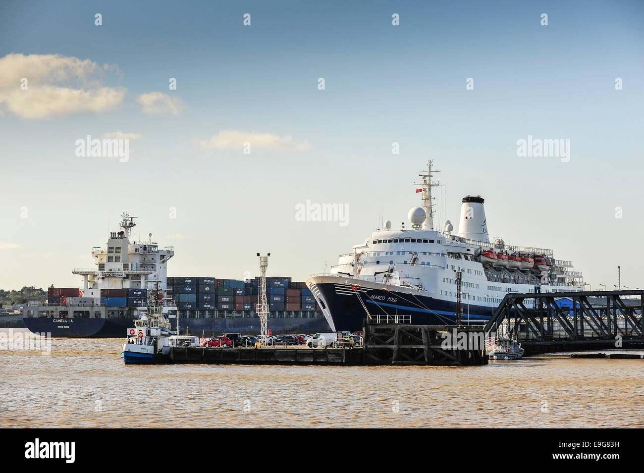 Tilbury, Essex, England. 27. Oktober 2014.  Das Kreuzfahrtschiff festgemacht Marco Polo bei Tilbury als das Containerschiff, die, dem Kamelie flussaufwärts vorbei dampft. Bildnachweis: Gordon Scammell/Alamy Live-Nachrichten Stockfoto