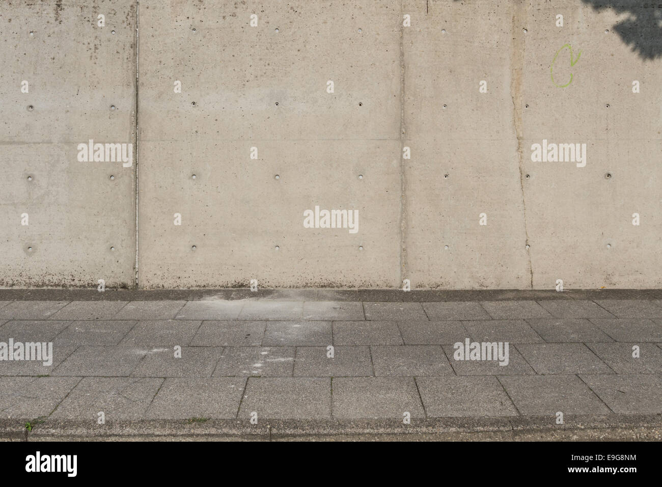 Großen Betonwand mit sideway vor Stockfoto