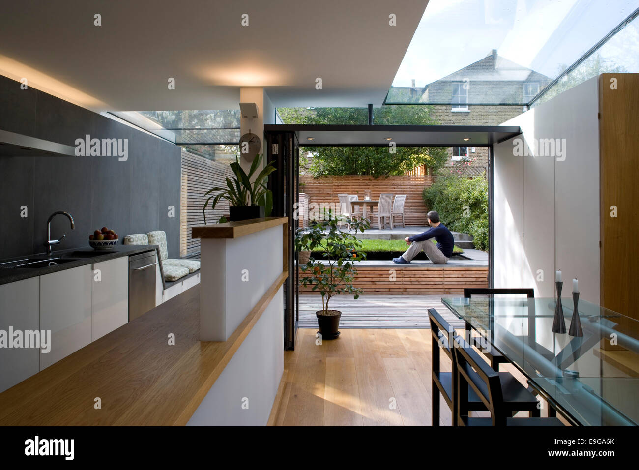 Blick Vom Offene Kuche Und Diner Zum Garten In Modernen Umwandlung Einer Viktorianischen Terrasse Wandsworth London Uk Stockfotografie Alamy