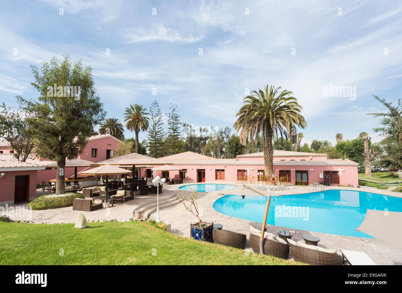 Gärten des Hotel Libertador, Arequipa, Peru, mit blauen schwimmen Pool und Palmen Stockfoto