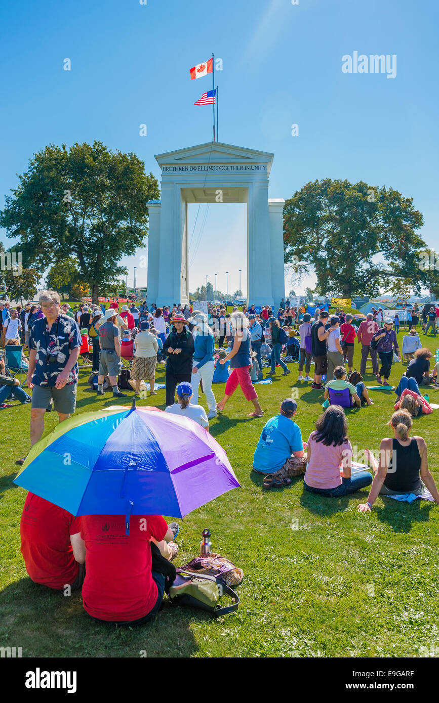 Der Klimawandel kennt keine Grenzen. Internationale Kundgebung am Grenzübergang Peace Arch USA Kanada. Stockfoto