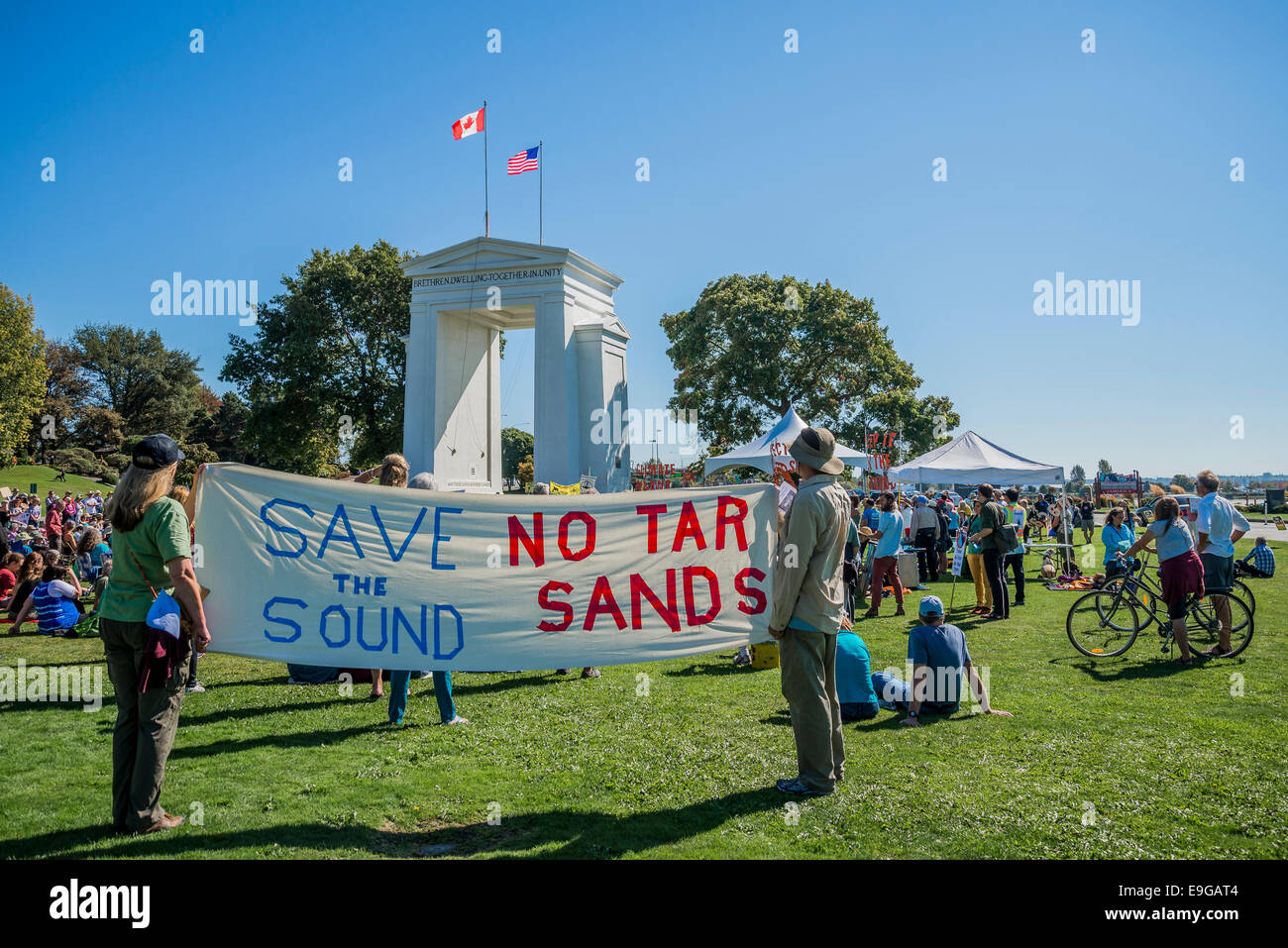 Keine ölhaltigen Sanden, der Klimawandel kennt keine Grenzen. Internationale Kundgebung am Grenzübergang Peace Arch USA Kanada. Stockfoto