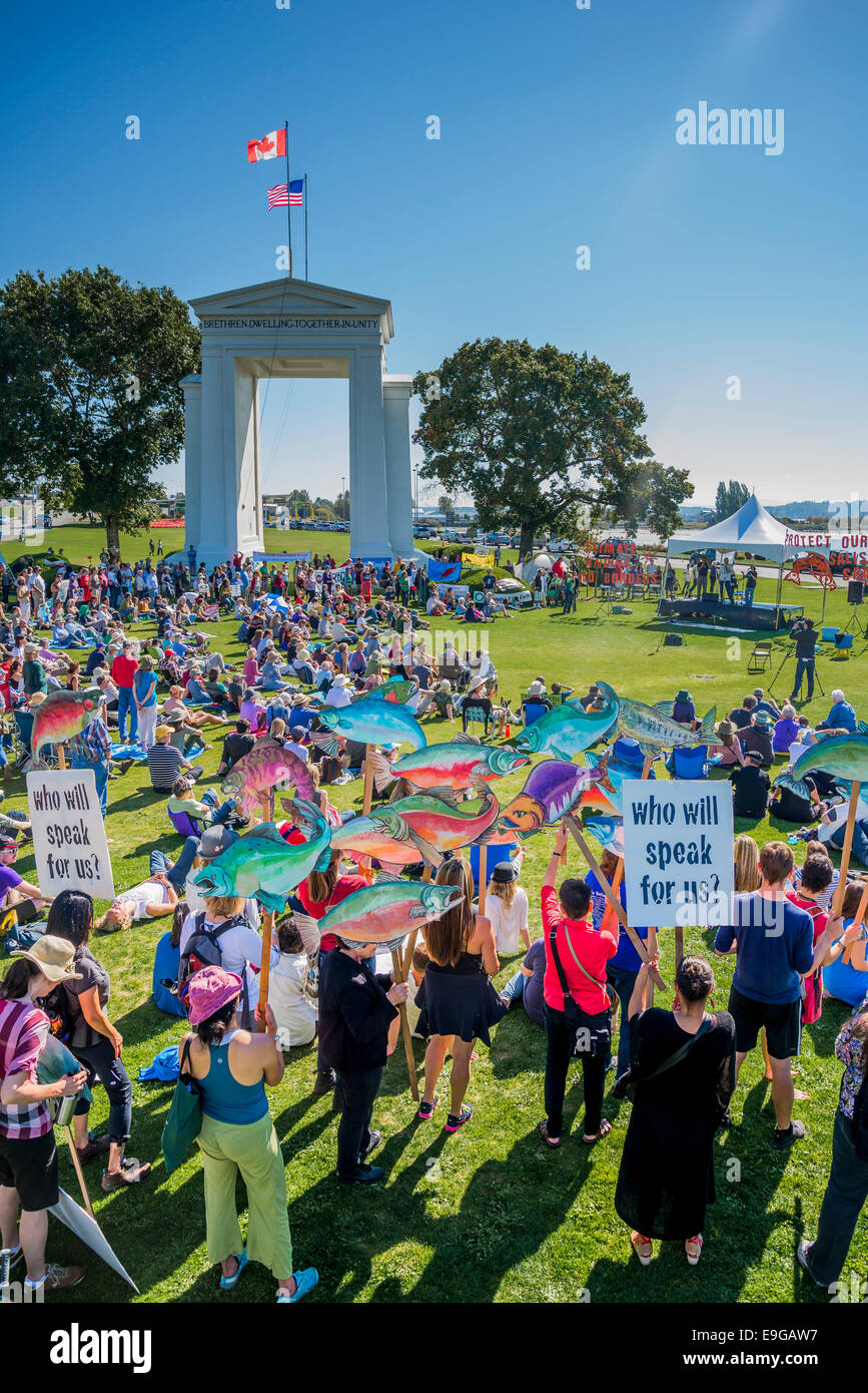 Der Klimawandel kennt keine Grenzen. Internationale Kundgebung am Grenzübergang Peace Arch USA Kanada. Stockfoto